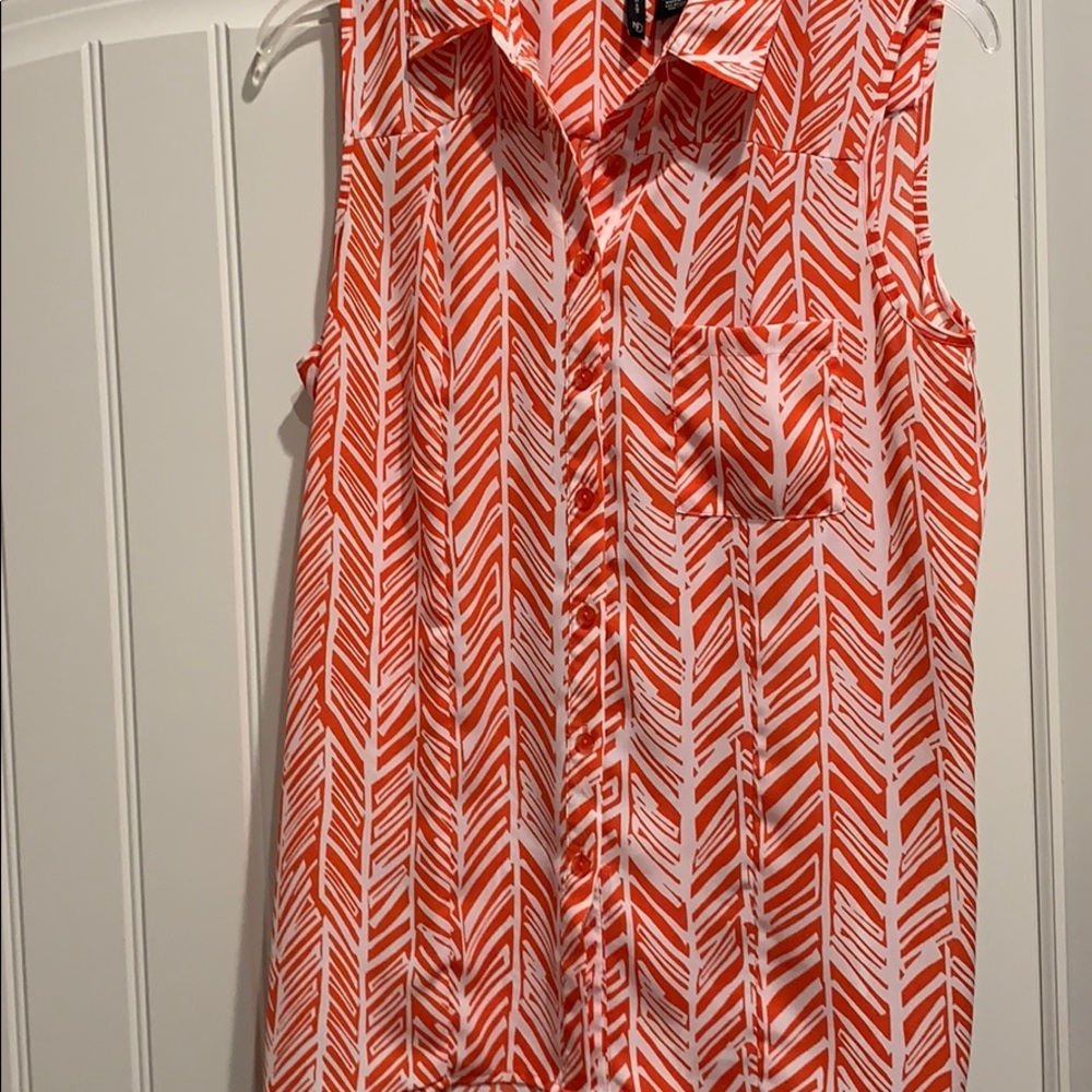 Barely worn, flattering, longer in back. No iron.